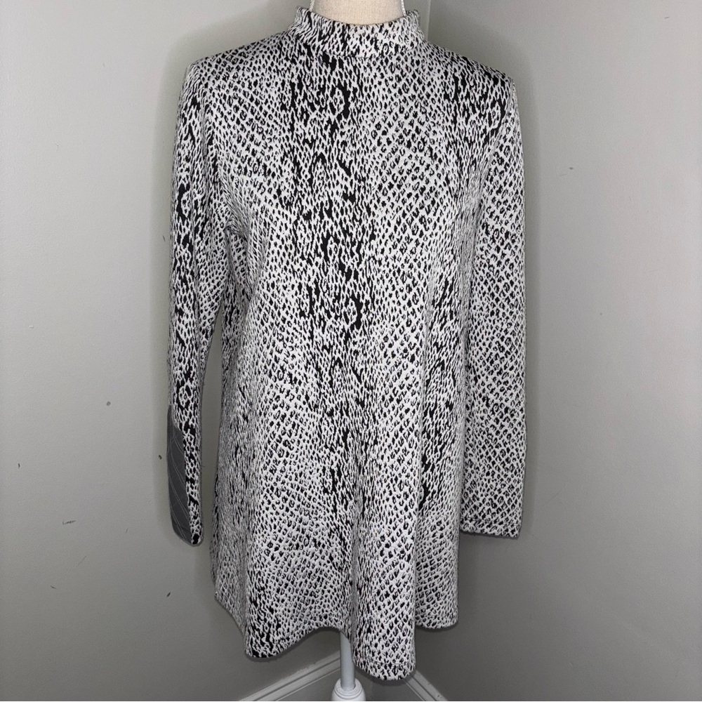 Tyler Boe gray & cream snakeskin print A-line swing tunic knit top size Small